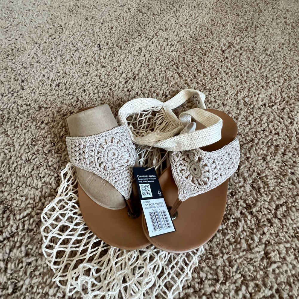 The sak.  Sandals. Brand new.